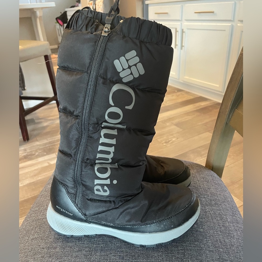 Selling Like New Columbia waterproof winter boots.
